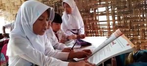 Memprihatinkan, pelajar SD Negeri 01 Haduyang Ratu belajar beratap terpal berdinding geribik