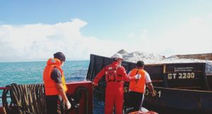 Tim PHE OSES Responsif Bantu Tongkang yang Kandas di Utara Kepulauan Seribu
