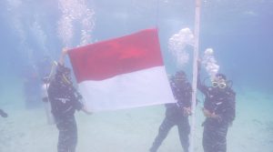 HUT RI Ke-77 Brigif 4 Marinir/BS kibarkan bendera di dasar laut
