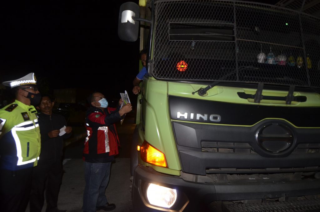 Petugas gabungan dari PT Hutama Karya, Kepolisian dan TNI memberikan himbauan kepada pengemudi saat menggelar Operasi Mengantuk (microsleep) dan Kelayakan kendaraan di KM 208 ruas tol Terbanggi Besar Pematang Panggang, Kayu Agung (Terpeka) Kabupaten Tulang Bawang, Lampung, Minggu (30/10/2022) dinihari.