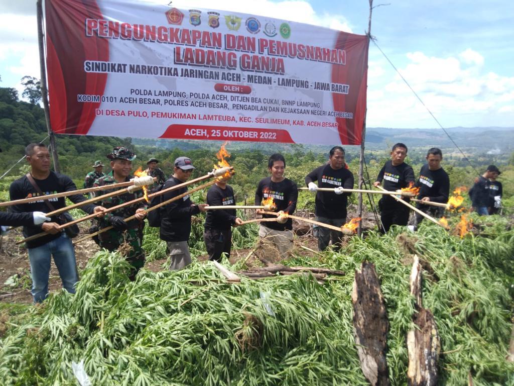 Ditresnarkoba Polda Lampung bersama tim terpadu musnahkan 12 ton ganja