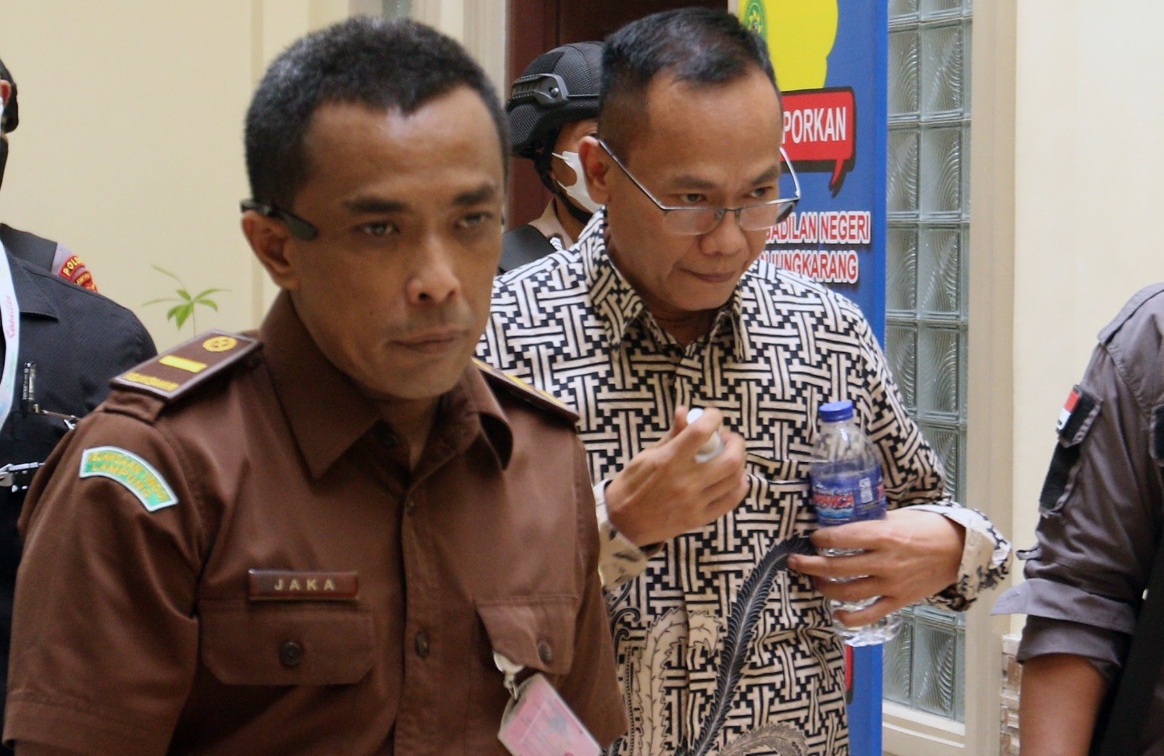 Terdakwa Kasus suap penerimaan mahasiswa baru Universitas Lampung (unila) Andi Desfiandi (baju batik) berjalan menuju ruang siding di Pengadilan Tipikor Tanjungkarang, Bandar Lampung, Lampung, Rabu, (9/11/2022).