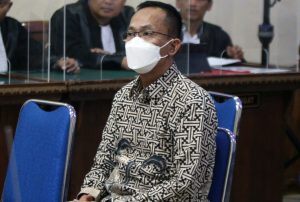 Terdakwa Kasus suap penerimaan mahasiswa baru Universitas Lampung (unila) Andi Desfiandi duduk mendengarkan dakwaan dari Jaksa Penuntut Umum KPK di Pengadilan Tipikor Tanjungkarang, Bandar Lampung, Lampung, Rabu, (9/11/2022).