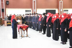 Walikota Eva Dwiana melantik dan mengambil sumpah 64 orang pejabat