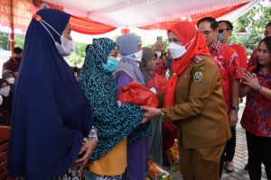 Wali Kota Bandar Lampung bersama PSMTI Lampung serahkan bantuan 100 paket sembako