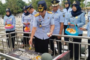 Kepala Kanwil Kemenkumham Lampung Pimpin Upacara Tabur Bunga Peringati Hari Bhakti Imigrasi