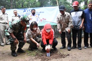 Wali Kota Eva Dwiana Pasang 100 Patok Pada Acara Gerakan Masyarakat Pemasangan Tanda Batas Bersama BPN
