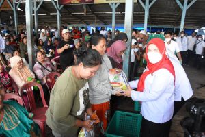Walikota Berikan Bantuan Kepada Pedagang Ikan Gudang Lelang