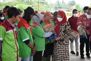 Pemkot Bandar Lampung berikan bantuan beras kepada 722 petugas kebersihan