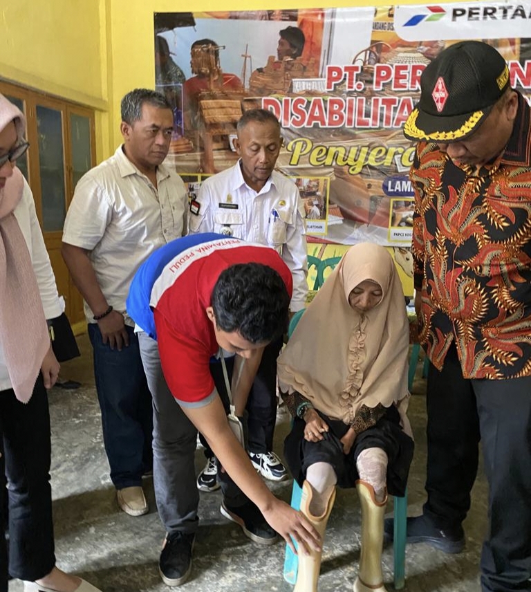 Peduli Penyandang Disabilitas, Pertamina Beri Bantuan Kaki Palsu di Lampung Tengah