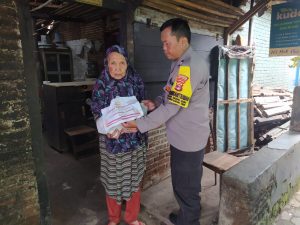 Peduli Terhadap Sesama, Polsek Tanjung Karang Timur Salurkan Bantuan Sembako Kepada Warga