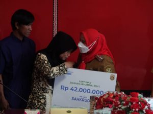 Walikota Eva Dwiana Serahkan Asuransi Kematian Kepada Ahli Waris Sahkrudin