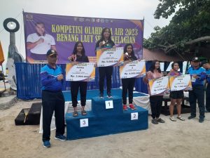 Siswi SMP Negeri 2 Bandar Lampung Menjuarai Nomor Fins Swimming 6.000 meter Kejuaraan Nasional Renang Perairan Selat Kelagian 2023