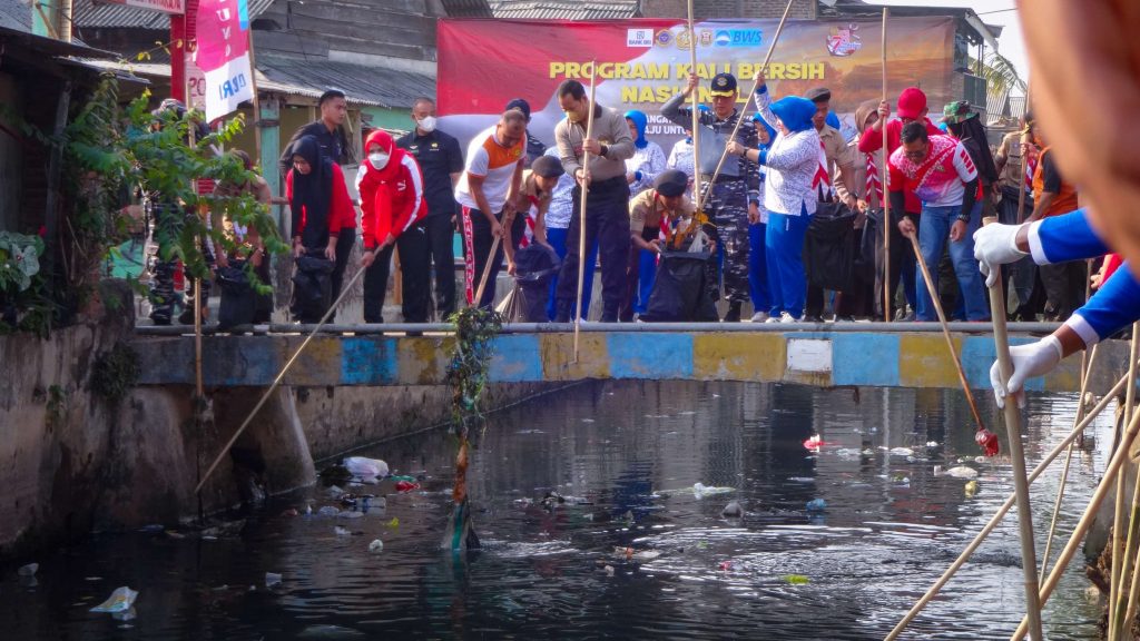 Program Kali Bersih TNI AL Sasar Kali Kunyit