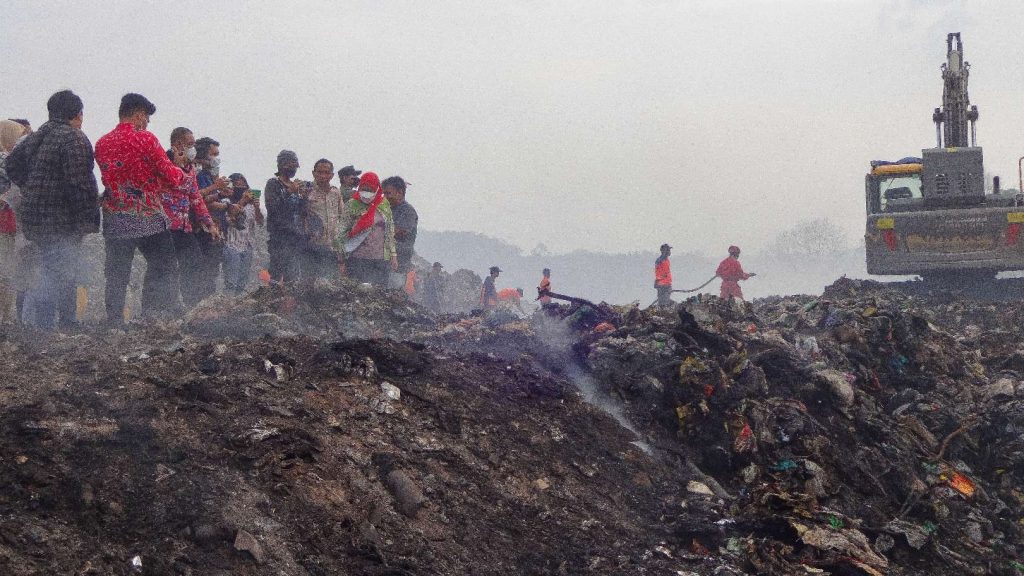 TPA Bakung Dijaga 24 Jam saat Proses Pemadaman Api