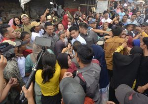 Bakal Calon Wakil Presiden Gibran Belanja di Pasar Natar Lampung