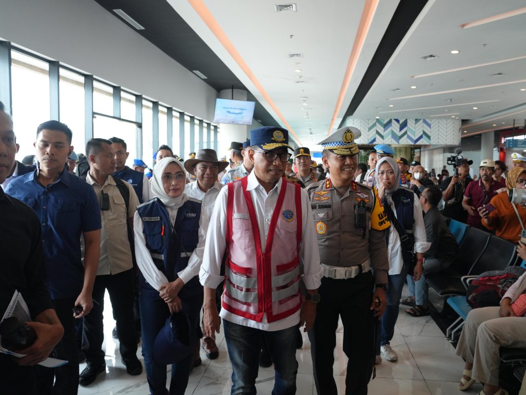 Tinjau Pelabuhan Merak, Menhub Budi Karya Sumadi : Arus Penyeberangan Jawa-Sumatera Terpantau Lancar, Berkah Sinergitas Antarinstansi