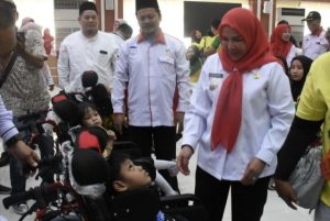 Pemkot Bandar Lampung Berikan Bantuan Kepada Anak- Anak Bekerbutuhan Khusus