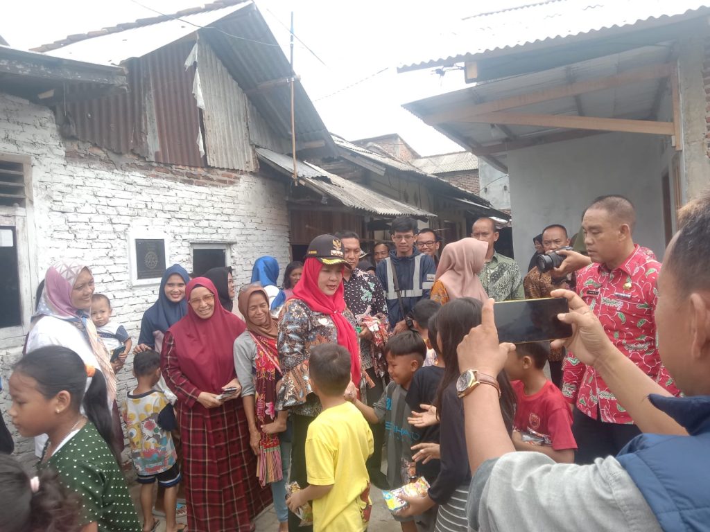 Wali Kota Bandar Lampung Eva Dwiana meninjau bedah rumah yang telah rampung 