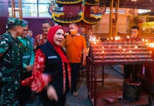 Walikota Eva Dwiana tinjau malam tahun baru Imlek 2575 Kongzili di Bandar Lampung