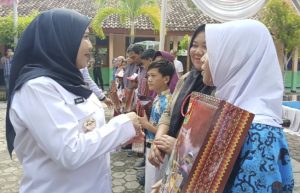 Walikota Bandar Lampung berikan bantuan program biling sekolah jenjang SD dan SMP