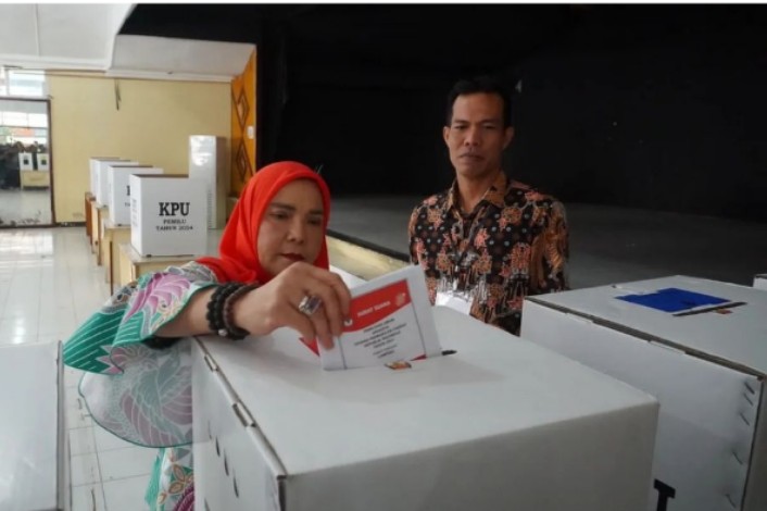 Walikota Eva Dwiana salurkan hak suara bersama Anak dan Suami