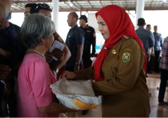 Baznas dan Walikota Eva Dwiana menyerahkan bantuan beras ke warga Bandar Lampung