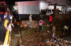 Turun ke lokasi banjir, Walikota Eva Dwiana kerahkan alat berat angkut sampah menumpuk di sejumlah titik lokasi banjir