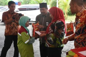 Pemkot dan Baznas Salurkan Beras ke Petugas Kebersihan