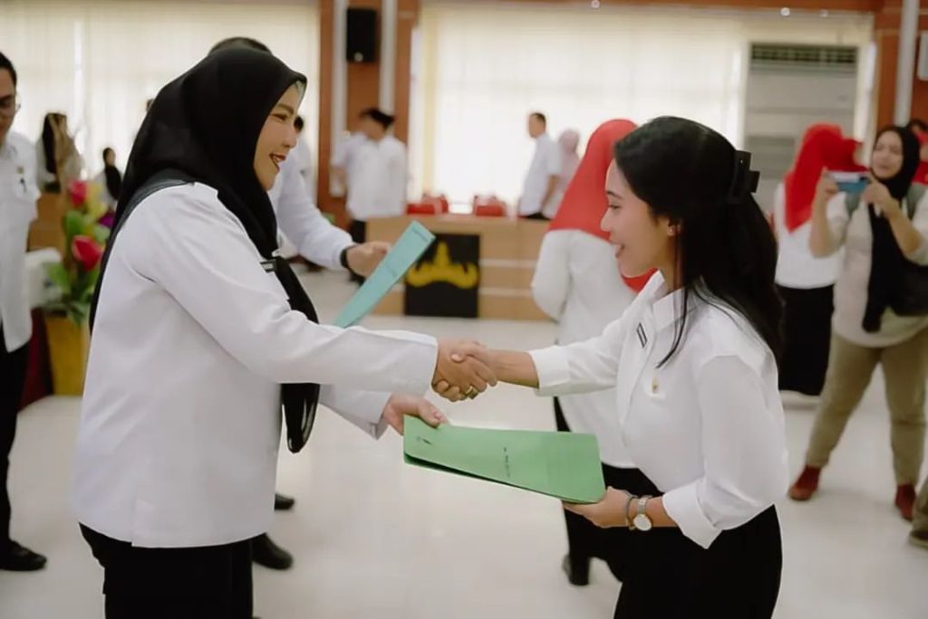 Walikota Bandar Lampung Eva Dwiana Serahkan 389 SK Penetapan PPPK
