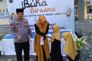 Ditpolairud Polda Lampung buka puasa bersama tokoh masyarakat dan berbagi dengan anak yatim piatu