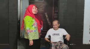 Pemkot Bandar Lampung Bagikan Kursi Roda Ke Warga Disabilitas