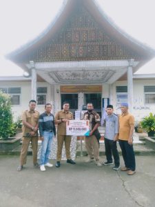Keluarga Besar IKL Medan Salurkan Donasi Untuk Korban Banjir di Lima Kaum, Tanah Datar