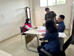 Penyidik Pidsus Kejati Lampung serahkan pelaku tipikor salah satu bank pemerintah cabang Pringsewu ke Kejari Pringsewu