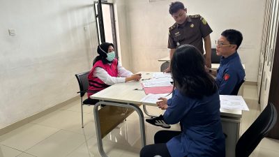 Penyidik Pidsus Kejati Lampung serahkan pelaku tipikor salah satu bank pemerintah cabang Pringsewu ke Kejari Pringsewu