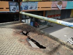 Dua JPO di Pasar Tengah Bandar Lampung rusak parah. Lantai bolong dan besi berkarat membahayakan warga. Pemkot diminta segera bertindak