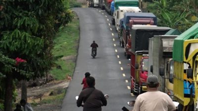 Antrean truk kogistik di Pelabuhan SMA mengular 5 Km, sopir keluhkan waktu tunggu hingga 10 Jam
