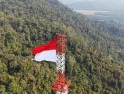 Brigif 4 Marinir/BS Kibarkan Merah Putih di Ketinggian 74 Meter, Semangat Nasionalisme Menembus Awan
