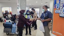 Erupsi Anak Krakatau Ganggu Penerbangan, Bandara Radin Inten II Bagikan Makanan hingga Masker ke Penumpang
