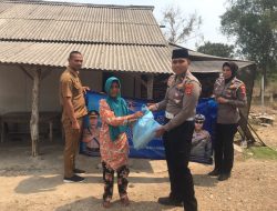 Polantas Lampung Selatan Bagikan Sembako ke Warga Desa Canti