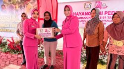 Ketua Bhayangkari Sulteng Bagikan 100 Paket Sembako untuk Warga Desa Bente Morowali
