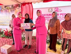 Ketua Bhayangkari Sulteng Bagikan 100 Paket Sembako untuk Warga Desa Bente Morowali