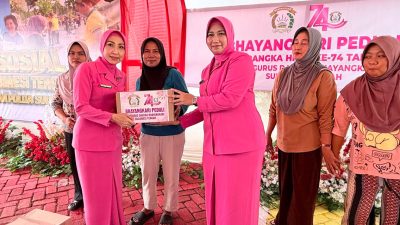 Ketua Bhayangkari Sulteng Bagikan 100 Paket Sembako untuk Warga Desa Bente Morowali