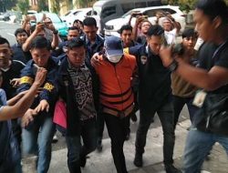 Diperiksa 11 Jam, Sekda Lampung Tengah Welly Adiwantra Akhirnya Diborgol dan Ditahan
