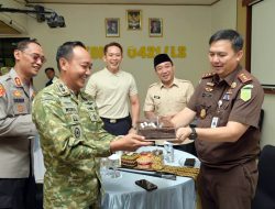 Bawa Tumpeng, Bupati Egi Bikin Kejutan di HUT ke-81 TNI