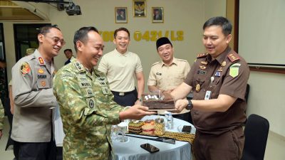 Bawa Tumpeng, Bupati Egi Bikin Kejutan di HUT ke-81 TNI