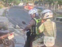 Ban Motor Ibu Pecah di Tengah Jalan, Polisi Kalianda Antar Dua Anak Sekolah Pakai Motor Dinas