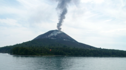 Anak Krakatau Naik Level III Siaga, BNPB Ingatkan Wartawan dan Nelayan Jangan Mendekat!