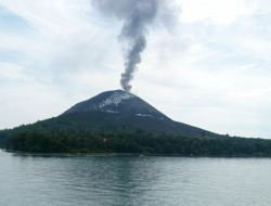 Anak Krakatau Naik Level III Siaga, BNPB Ingatkan Wartawan dan Nelayan Jangan Mendekat!